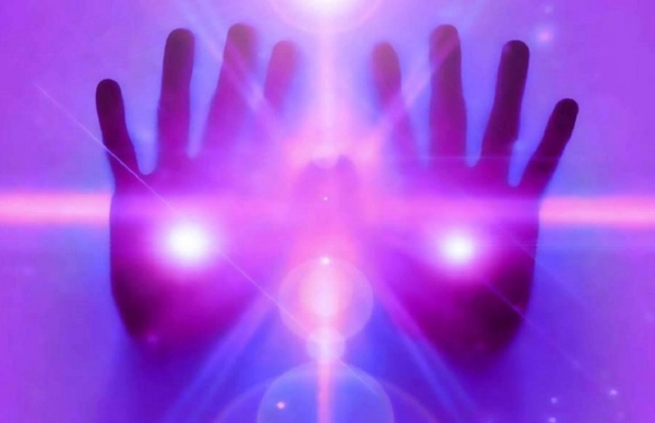 deux mains avec energie